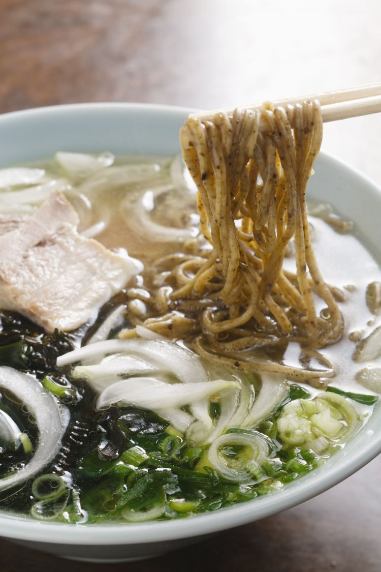 カジメラーメン800円は、金谷産のカジメの粉末を練り込んだ麺に生カジメをトッピング。