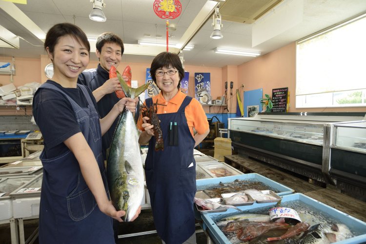 「鴨川港の魚をぜひ食べてみて！」と、（左から）青木宝子さん・征一郎さん・恵子さん。