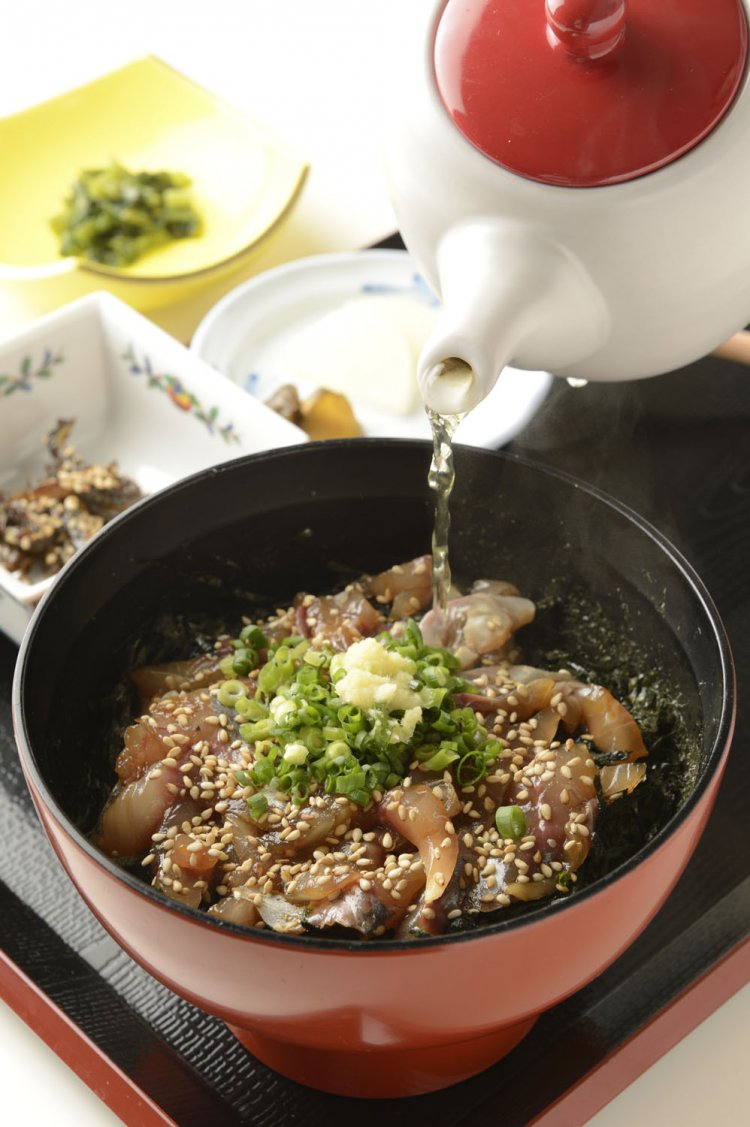 おらが丼1200円。ネタはアジやサバなど新鮮な地魚から選べる。