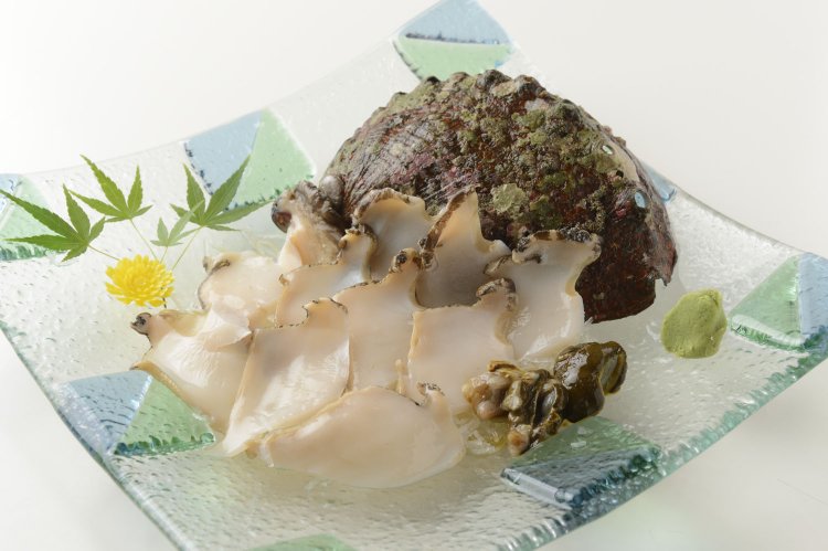 アワビ刺身（もしくは蒸しアワビ）1500円。安くてうまい7月が旬！