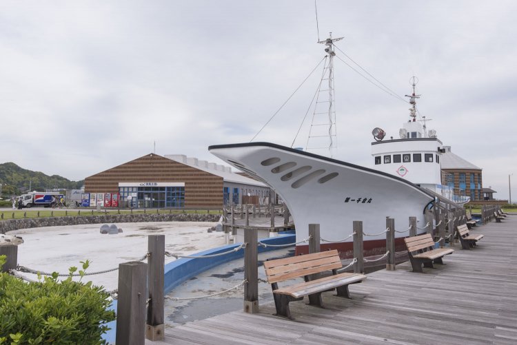 晴天ならテイクアウトしたメニューを敷地内の公園で。
