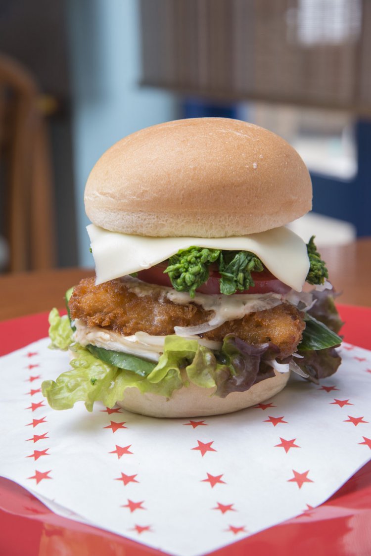 アジカツバーガー550円。食べごたえ充分な地魚バーガー。