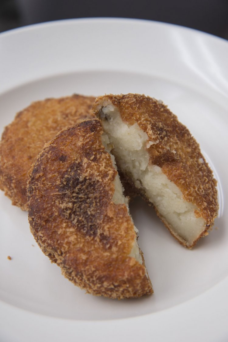 さざえコロッケ300円。コロッケのイメージを覆す食感。