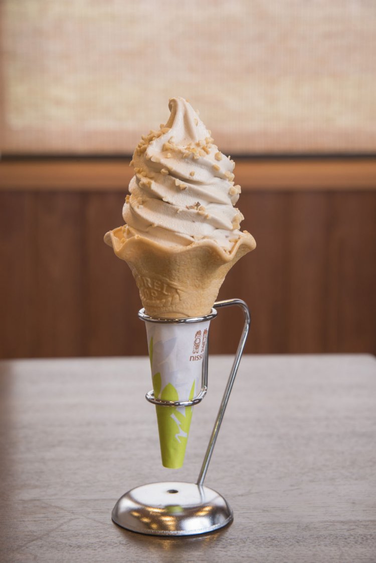 落花生ソフトクリーム350円。千葉産ピーナッツの粒々がアクセント。