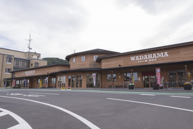 実物大のクジラ骨格模型が目印。夏の捕鯨シーズンには、沿岸で捕れたクジラの生肉が買えることもある。