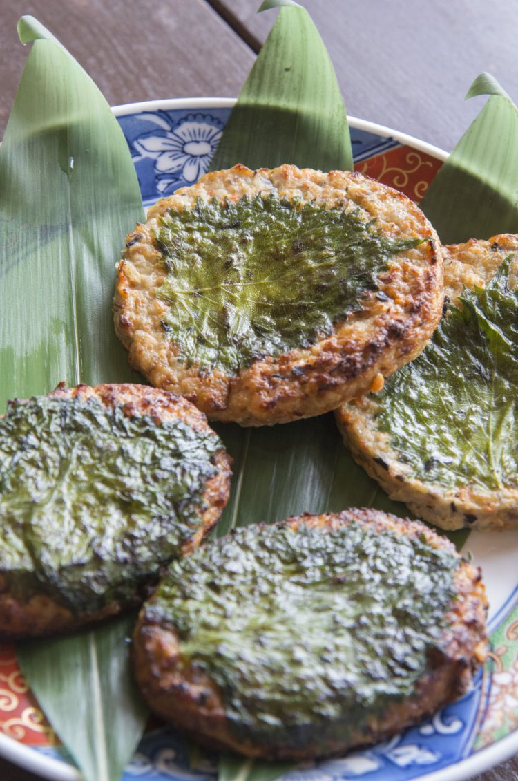 伏姫さんが焼きいわし260円（1個）あじ260円（1個）。写真手前がいわし、奥があじ。漁師町の名物料理は酒の肴にもぴったり。