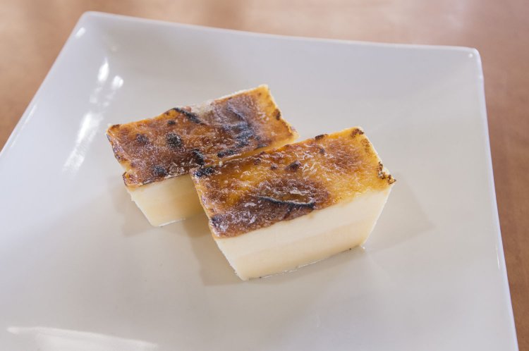 クレマカタラーナ1300円（1箱）。ストレスない環境で育まれた極上の乳製品。