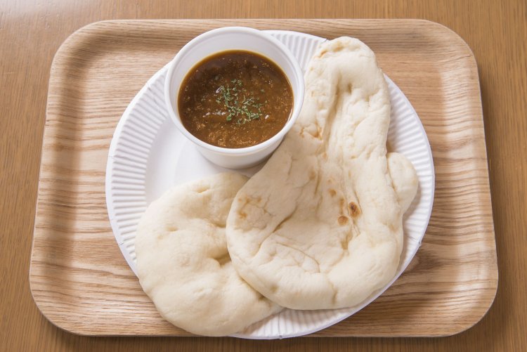 ナンびわカレー650円。スパイシー＆スイート意外な組み合わせ。