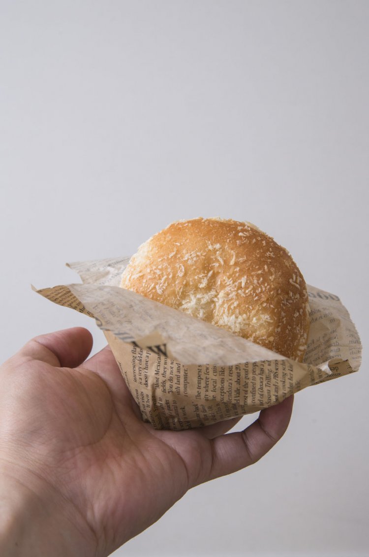 焼きびわカレーパン250円。びわの実ピューレで旨味とコクがアップ。