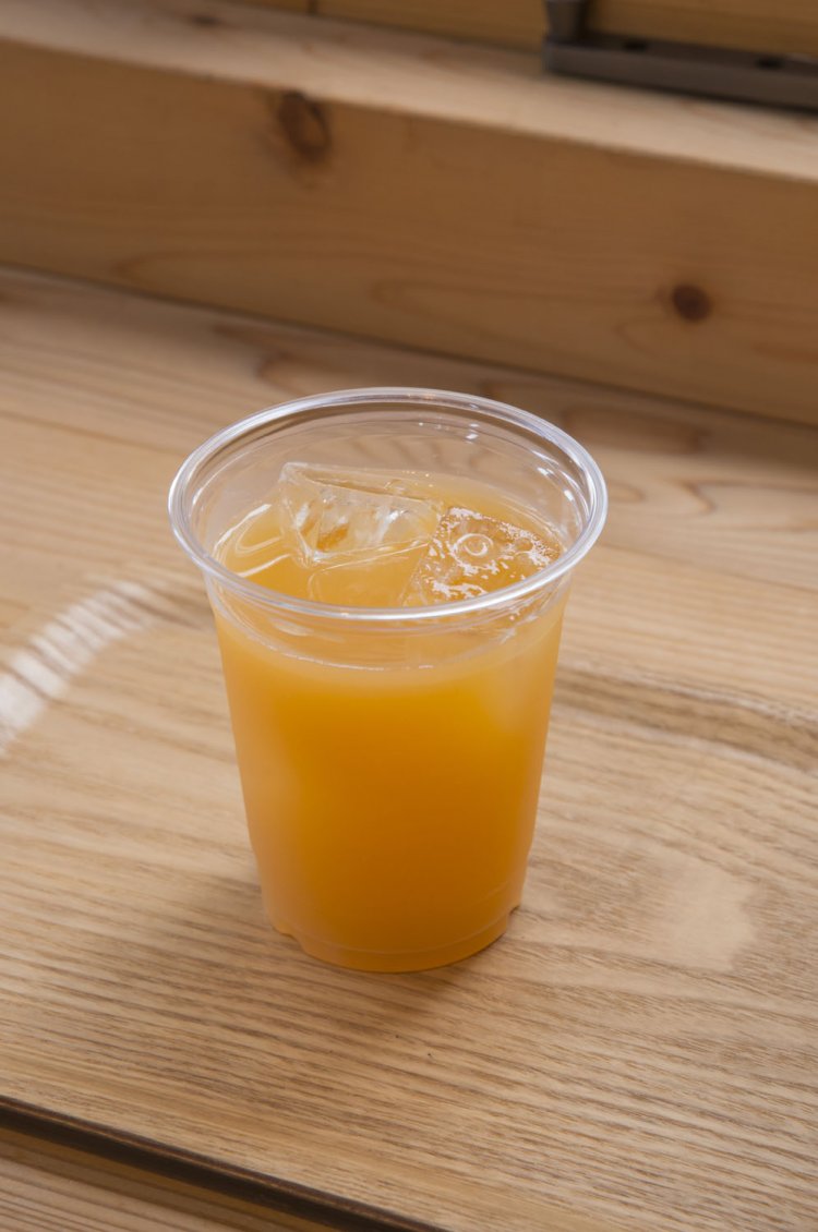 のむ果実びわジュース400円。上品な甘みがウリの地元オリジナル飲料。