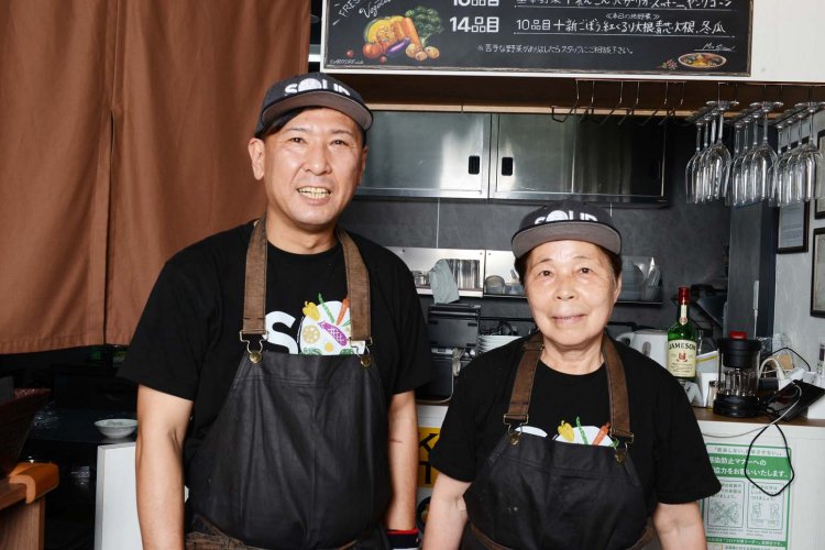 店主・村田さんとともに厨房に立つお母さん。