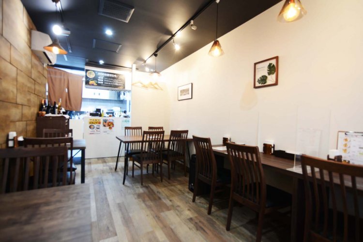 スタイリッシュであり、なおかつナチュラル感もある店内。