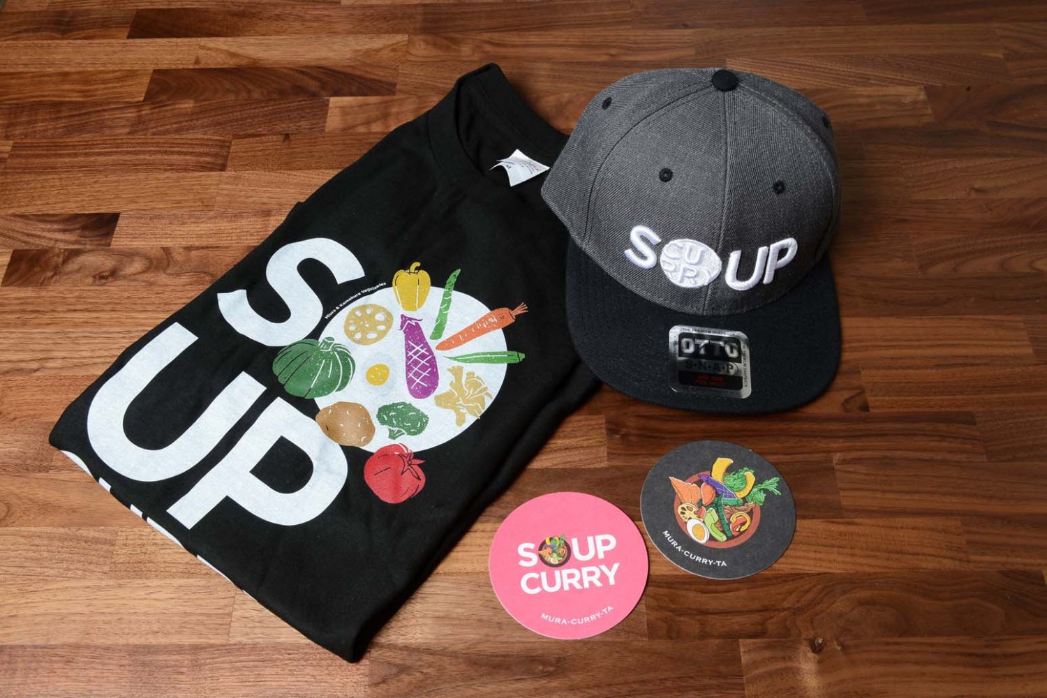 店名やSOUP CURRY(スープカレー)の文字が入ったオリジナルグッズ。
