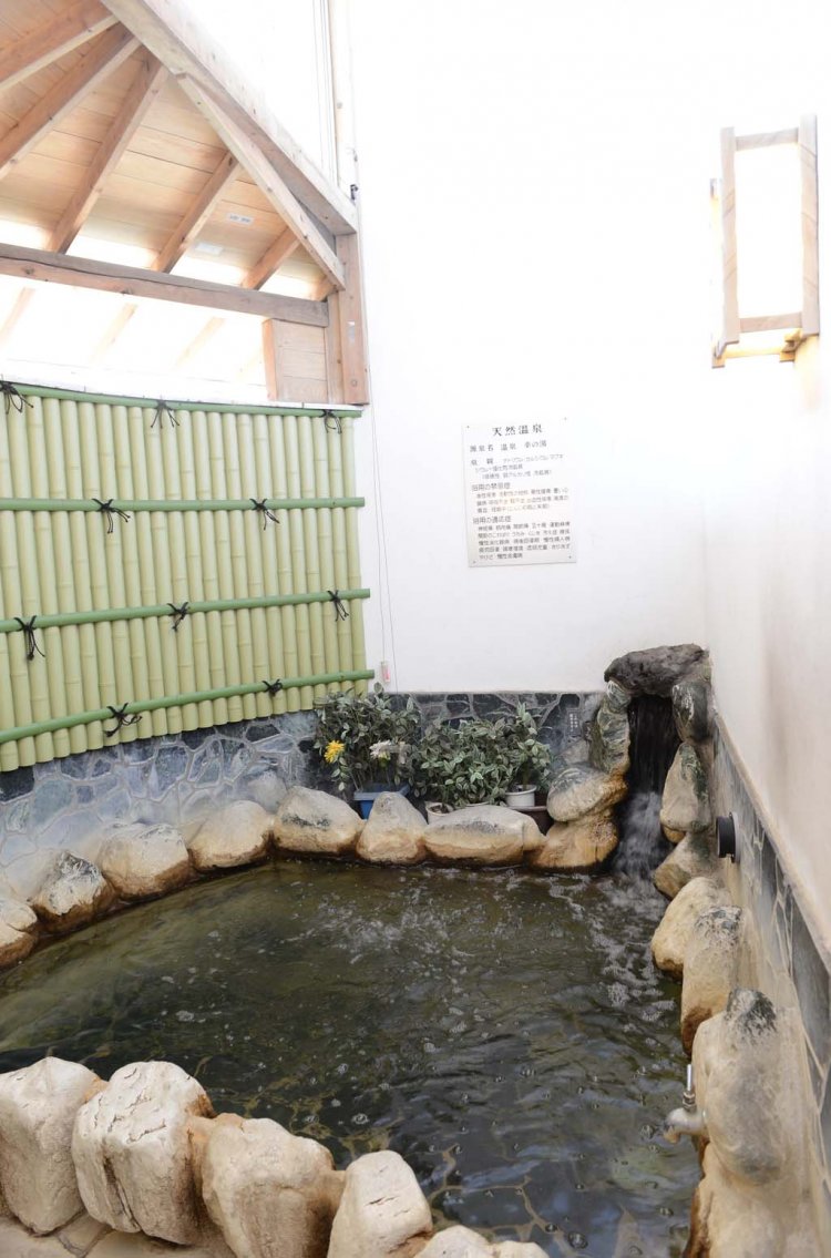 竹垣風に囲まれ、和の趣を感じる露天風呂。