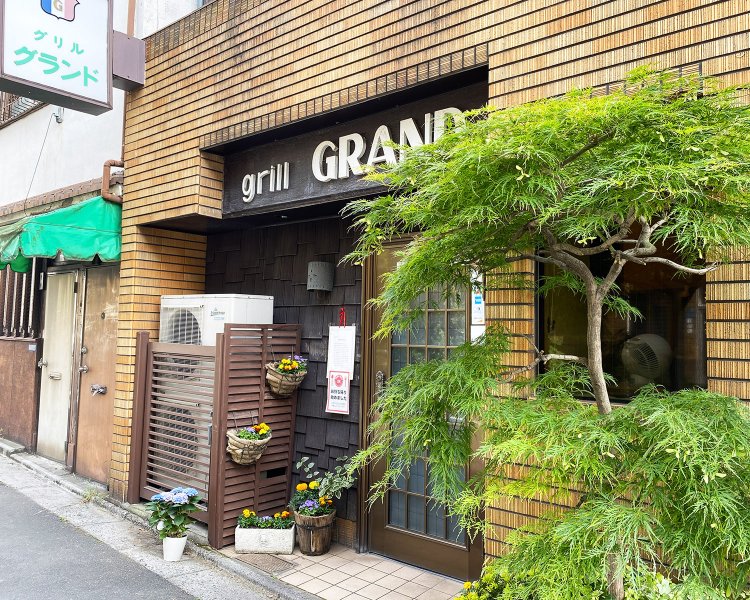 仲見世通りや浅草寺を抜けてくると、モダンな店構えが新鮮に感じられる。