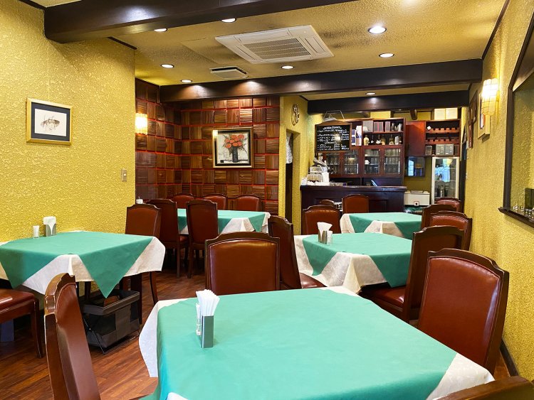 店内は昭和レトロな雰囲気。2階には個室もある。