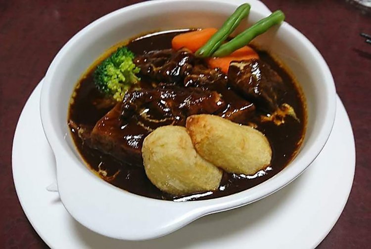 看板メニューのビーフシチュー3630円。