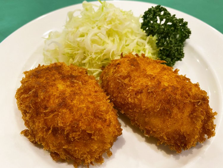 カニクリームコロッケ（2個）1870円。