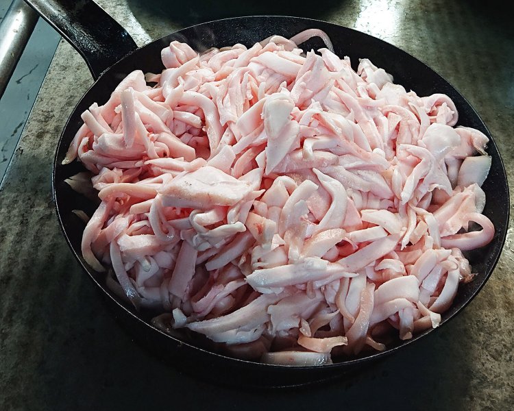 自家製ラードは大量の背脂を煮出して作る。