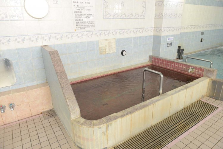 大浴場のほぼ中央部にある温泉を満たした内湯。