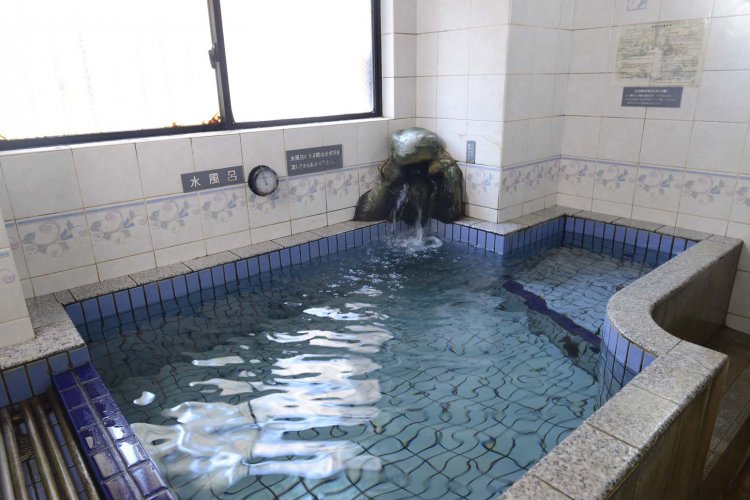 水風呂のは夏は冷たく、冬は暖かい。温泉の効能が体に染み込むように感じられる。 