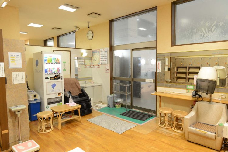 女性用大浴場の脱衣所には、懐かしい釜形のヘアドライヤーがある。