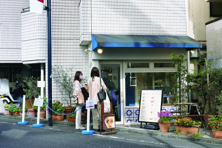 焼き上がりを買うために行列する『ナタ・デ・クリスチアノ』。