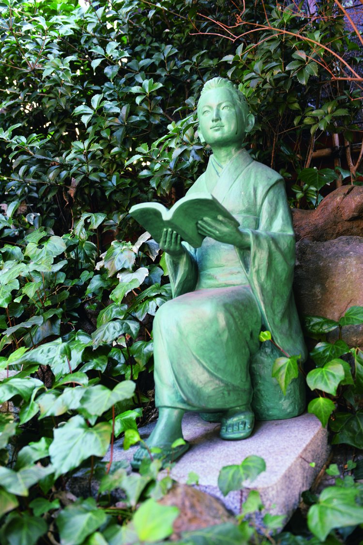 法真寺の一葉像。