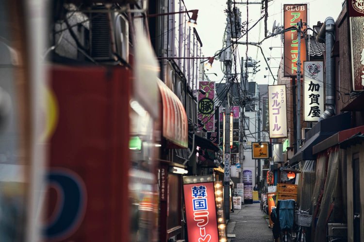 細く蛇行した路地に所狭しと店が並ぶ北千住西口の盛り場。