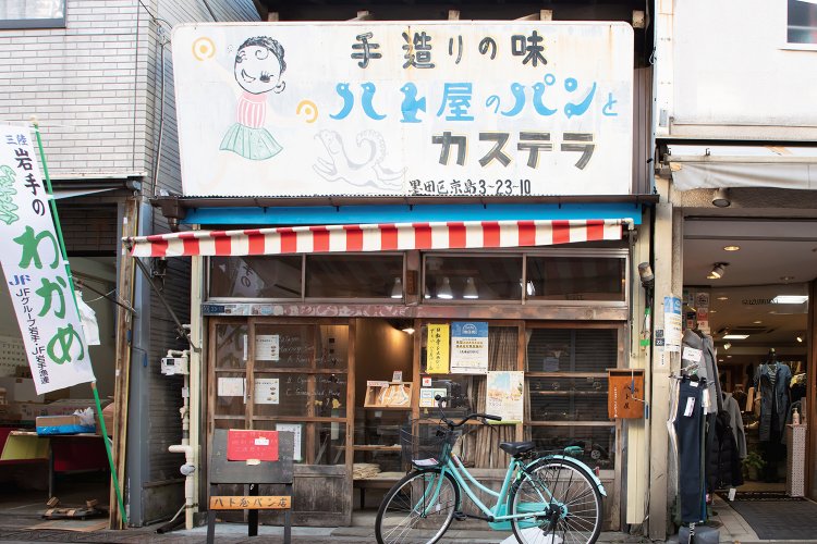 木枠にガラスの引き戸は昔のままの外観