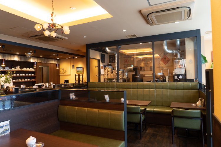 店の奥には焙煎機のあるコーナーがある。