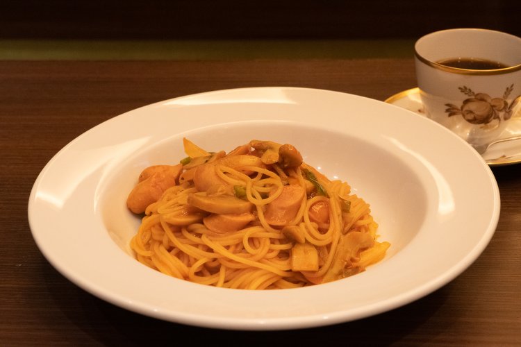 ナポリタンセット1400円。喫茶店のメニューにはあって欲しいオーソドックスさが人気。