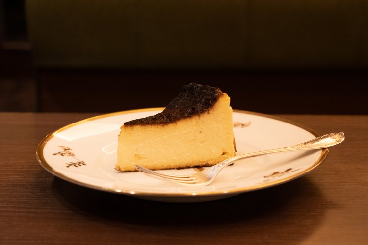 黒いチーズケーキとコーヒーのセット1400円。ケーキを追加オーダーする場合は700円。濃厚で深煎りのコーヒーとの相性がいい。