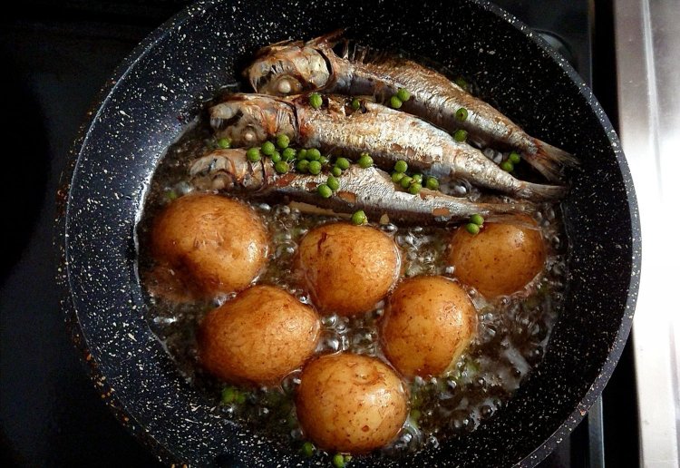 イワシ丸干しと新ジャガの実山椒オイル焼きに「会津娘」