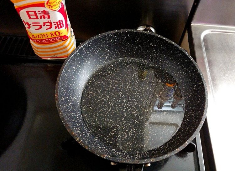 フライパンに油