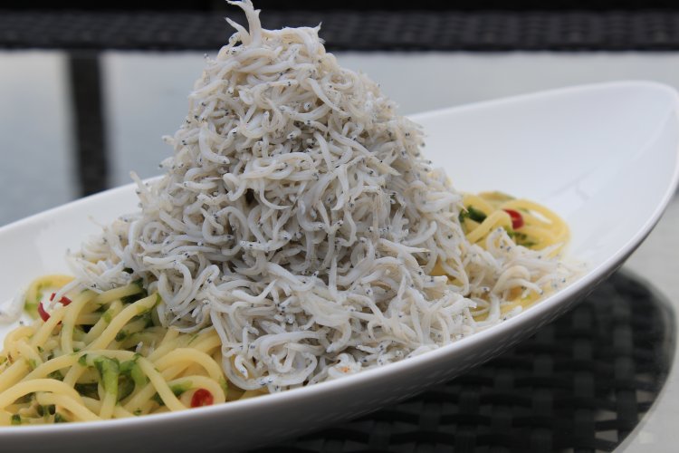 湘南名物しらすとあおさのペペロンチーノ1600円。