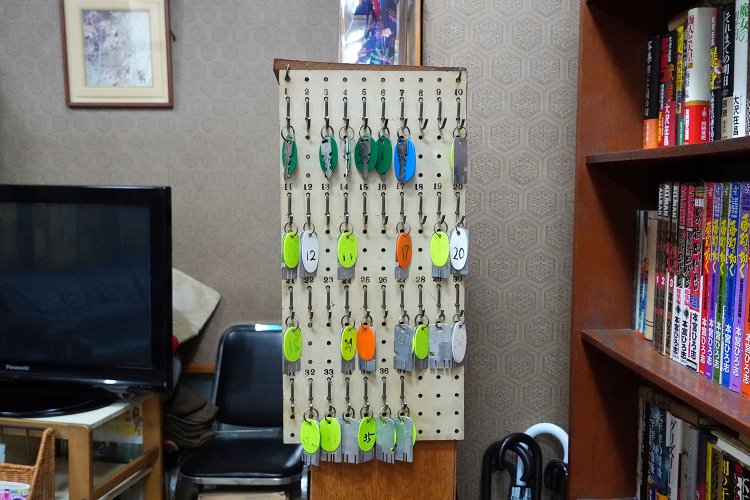 ロッカーの鍵を借りて荷物を預けられる。