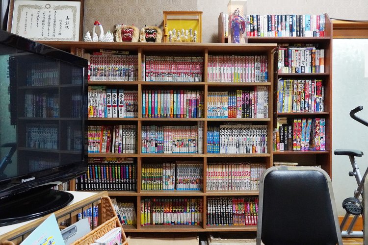 待合スペースには本や漫画がいっぱい。湯上がりにゆっくりどうぞ。