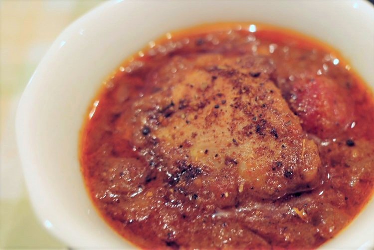 玉ねぎの甘さとスパイスの辛さが絶妙なPLUCKチキンカレー。