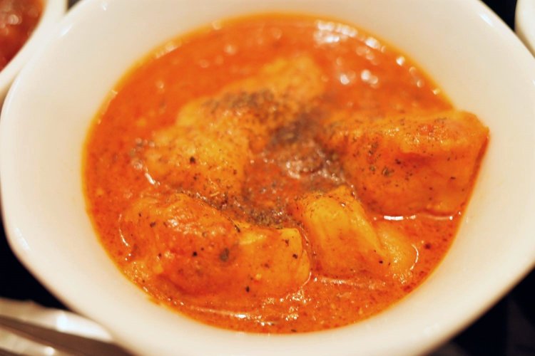 豚肉がゴロゴロ入ったポーククルマカレー。“クルマカレー”とはよく“煮込まれたカレー”の意味。