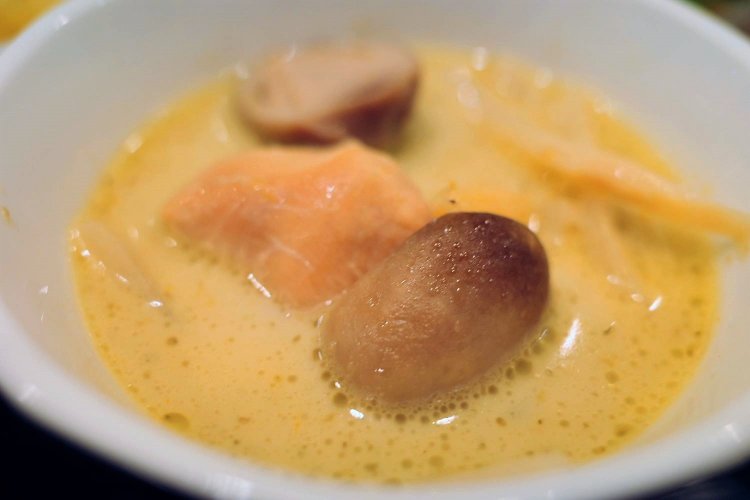 タイ風グリーンカレーにはマッシュルームとたけのこ、鶏肉が。