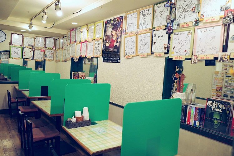 中に入ればたくさん並んでいるサインにびっくり!  どうやらアニメやゲーム関係者のサインようだ。