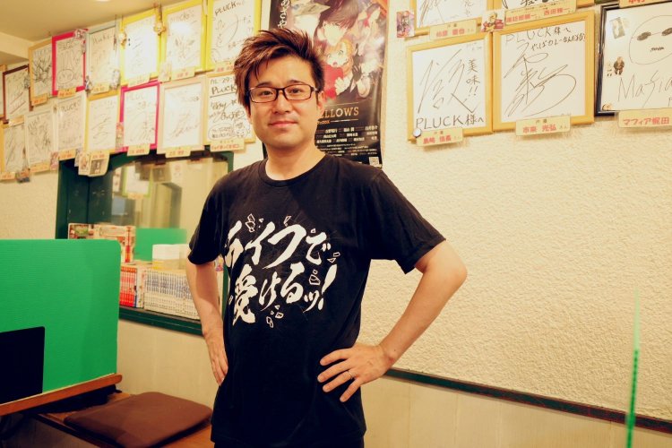 「全国大会にも出場しまして……」と道上さん。ゲーマー時代のニックネームはMEN会長。店を開いた現在はMEN店長と呼ばれる。ちなみに、この気になりすぎるTシャツは?「バトルスピリッツというカードゲームのTシャツです」。