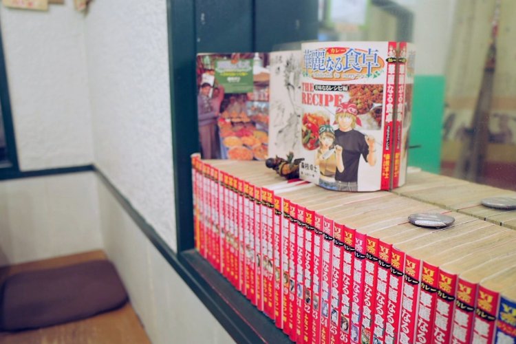 カレー作りのきっかけは漫画「華麗なる食卓」に掲載されていたレシピをマネしてみたことから。道上さんいわく「自分は影響を受けやすいミーハーなオタクなんで(笑)」。ご縁があり作者のふなつかずきさんが店の看板を描いてくれたという。