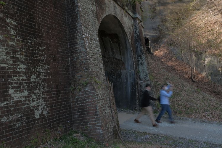 第５トンネルのポータル。膨らんでいる部分はピラスター(付け柱)と呼ぶ。今度はレンガ造りだ。