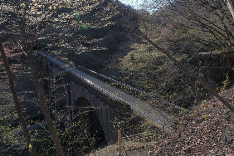 右の第５トンネルからみた碓氷第３橋梁。ストンと落ちる谷間に架かっているのがわかる。