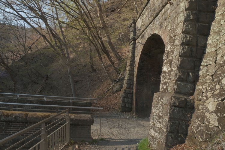 第５トンネルの軽井沢方は石積みだ。前後のポータルで異なる材質を使っている。左は第３橋梁の端部。