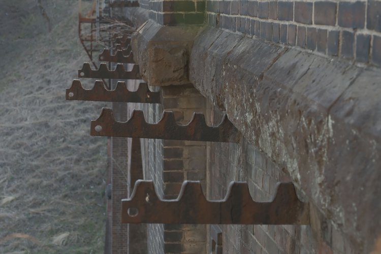 橋梁部から飛び出ているラックレールの残骸は現役時代からあり、用途廃止となったラックレールを電信線の受け木として再利用していた。その名残がしっかりとある。