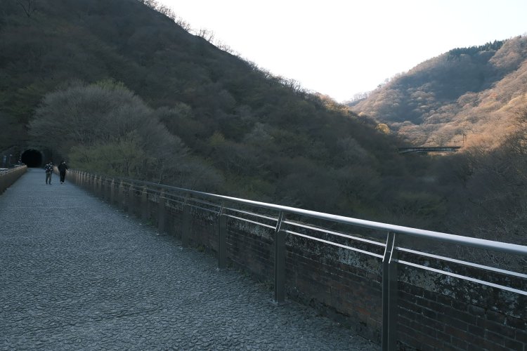 右側に新線跡のコンクリートアーチ橋が望める。ここからEF63を狙うファンは多かった。