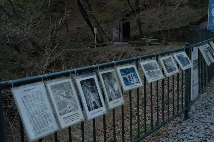 濡れないようにパウチされた説明文や古写真が掲示されていて読み歩くのも楽しい。